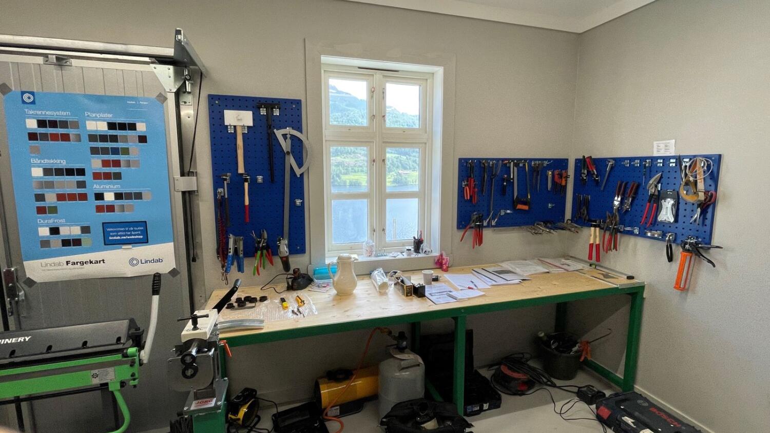 Arbeidsbenk og utstyr på verkstaden